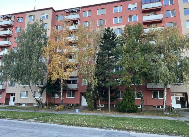 REZERVOVANÝ! Na predaj 2izbový byt v meste Senica - Bytový dom na Hviezdoslavovej ulici v Senici s okolitou zeleňou a stromami.