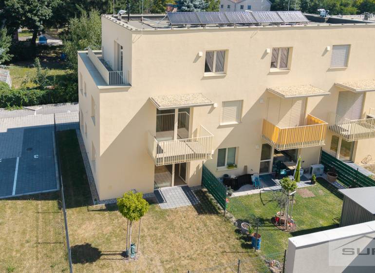 2-izbový byt s terasou 15 m² a parkovaním v tichej časti Bratislavy - Žltý bytový dom na Železničnej ulici v Bratislave-Vrakuni so záhradou a parkovacími miestami.