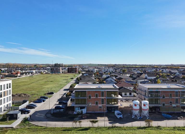 3i. BYT S VLASTNÝM TEP. ČERPADLOM + KLIMATIZÁCIA A EXTERIÉROVÉ ŽALÚZIE - Novostavby na Dúhovej ulici v Slovenskom Grobe ponúkajúce pohodlné 3-izbové byty.