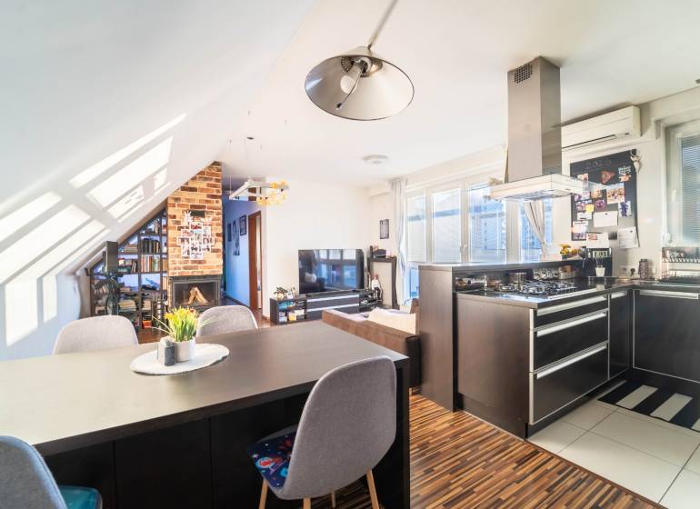 Rezervovaný!!! 2izb + terasa byt Vajanského Modra 93,8m2 - Kuchyňa s televízorom, krbom a podlahou s dreveným dekorom v 2-izbovom byte.