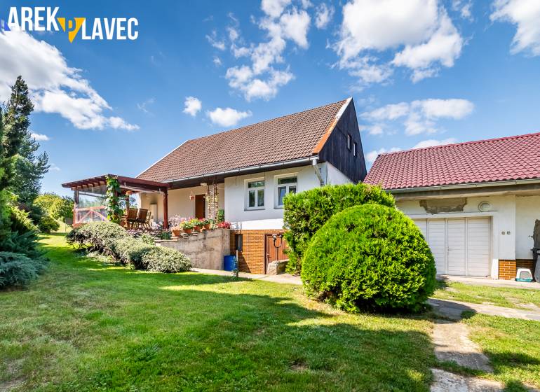 Na predaj: Rodinný dom Slatinské Lazy s očarujúcou atmosférou - Rodinný dom v Slatinských Lazoch s terasou a upravenou záhradou pod slnečnou oblohou.