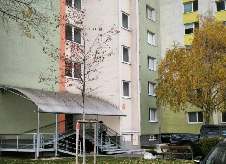 Prenajmeme 3 izb  byt na Korytnickej ulici - Panelový bytový dom na Korytnickej ulici, Bratislava - Podunajské Biskupice, obklopený zeleňou.