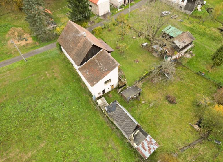 Rodinný dom s veľkým pozemkom v obci Sklené,  - Rodinný dom na Sklené v Sklené obklopený záhradou, s vedľajšími stavbami a stromami.