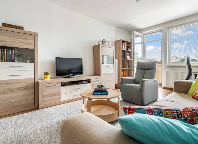 REWIN I Priestranný 3 izbový byt v tichej lokalite Senca - Obývacia izba v 3-izbovom byte s pohodlným nábytkom a televíziou.