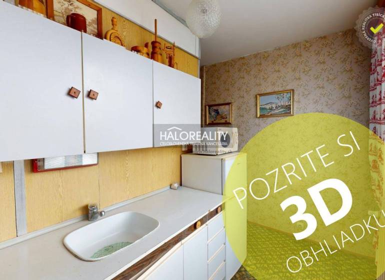 Predaj, trojizbový byt Liptovský Peter - EXKLUZÍVNE ... - Kuchyňa v 3-izbovom byte s bielymi skrinkami a obrázkami na stenách.