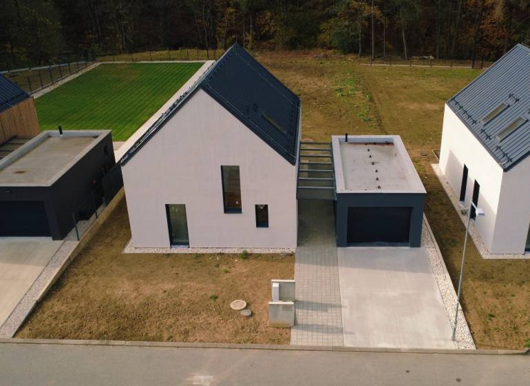 PREDAJ, novostavba 5izbového rodinného domu, Kamenica Nad Cirochou - Rodinné domy na ulici Pod Drieňovou v Kamenici nad Cirochou obklopené trávnikom a príjazdovou cestou.