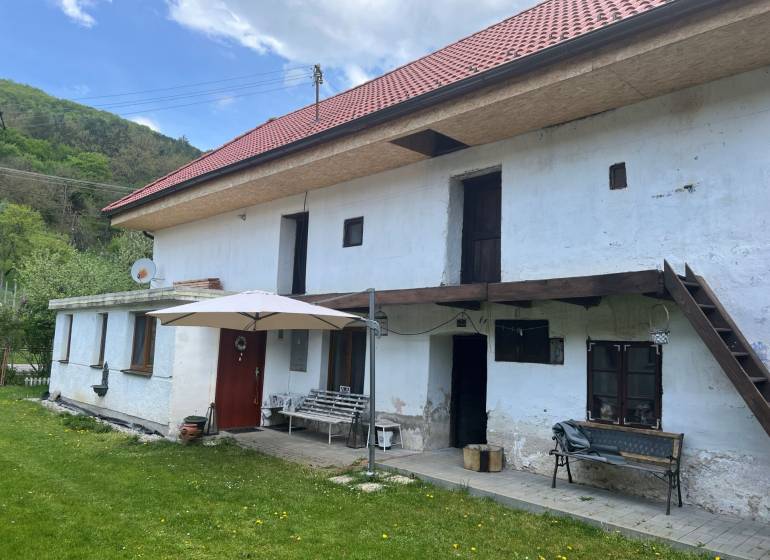 !! NOVÁ CENA !! predaj romantickej chalúpky v Šípkove  - Vidiecka chata s červenou strechou a terasou, obklopená zeleným trávnikom a prírodou.