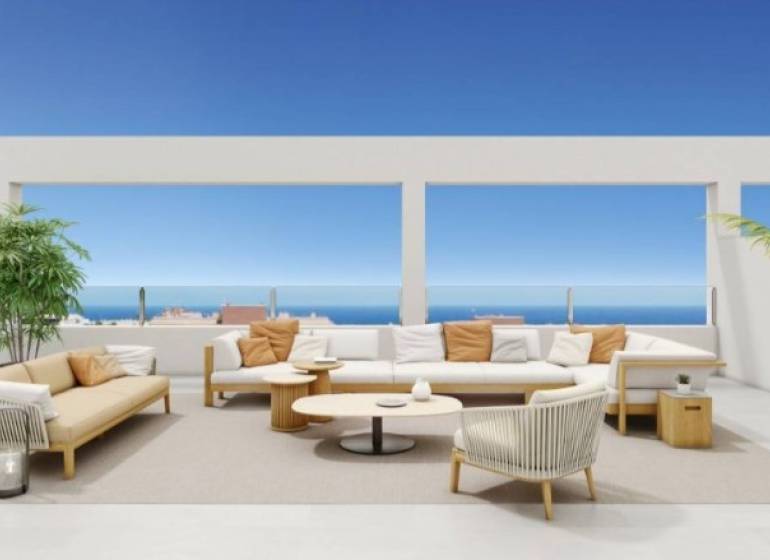 Novostavba Apartmán La Mata, 78m2, bazén, garáž - Terasa rekreačného apartmánu v Torrevieja s posedením, oceán a modrá obloha v pozadí.