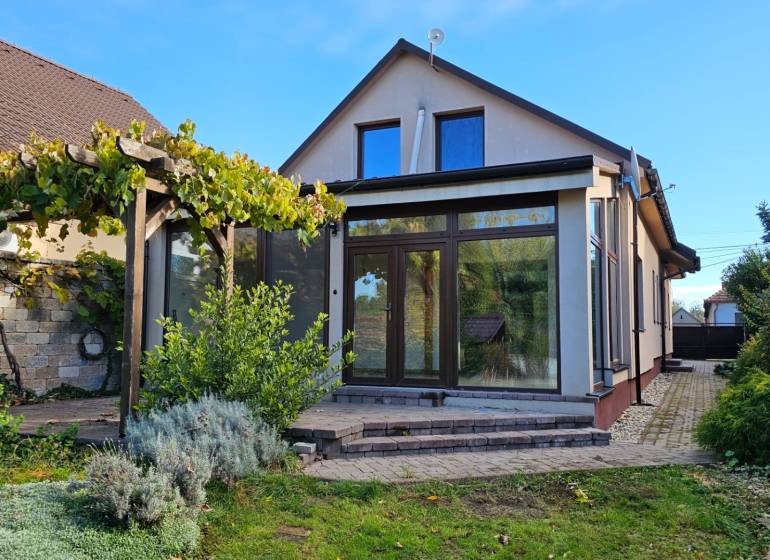 REZERVOVANÉ! Predáme 5-izbový rodinný dom na Štúrovej ulici, Vráble - Rodinný dom na Štúrovej ulici vo Vrábľoch s terasou a záhradou.