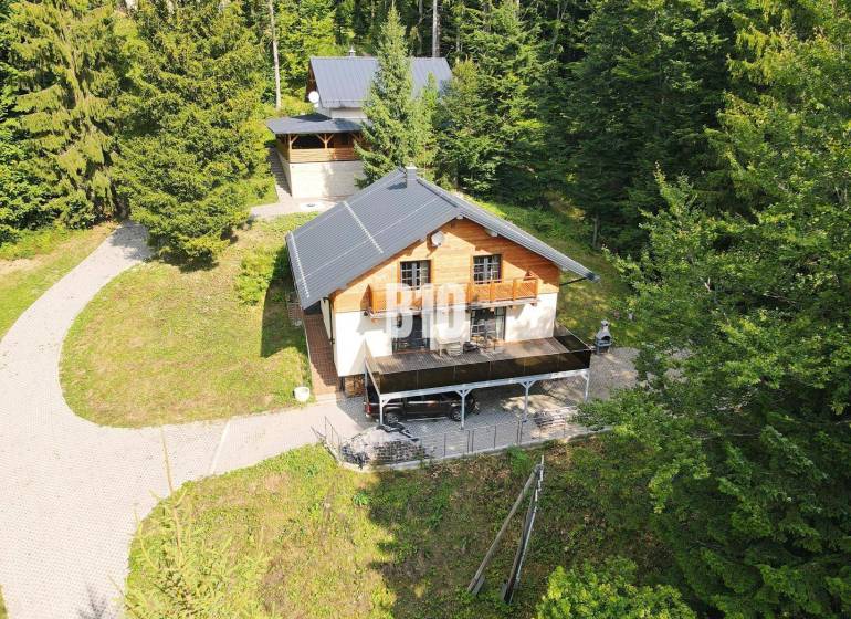 LUKRATÍVNA CHATA - NOVOSTAVBA - SRDCE VRÁTNEJ DOLINY - Chata v Terchovej obklopená lesom, so slnečnou terasou a prístupovou cestičkou.