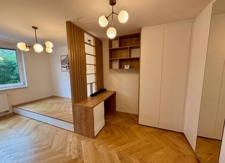 2-izbový byt po kompletnej rekonštrukcii Staré mesto - Interiér 2-izbového bytu s podlahou s dreveným dekorom a minimalistickými svietidlami.