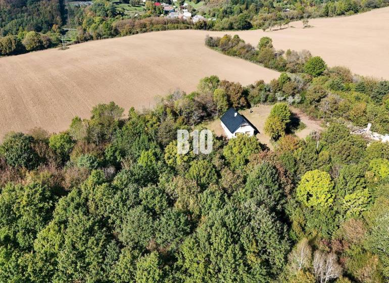 Glamping ? Chov dobytka ? - Usadlosť so 16 hektármi - Lackov - Chata v Lackove obklopená lesom a poľami, pokojná vidiecka krajina.