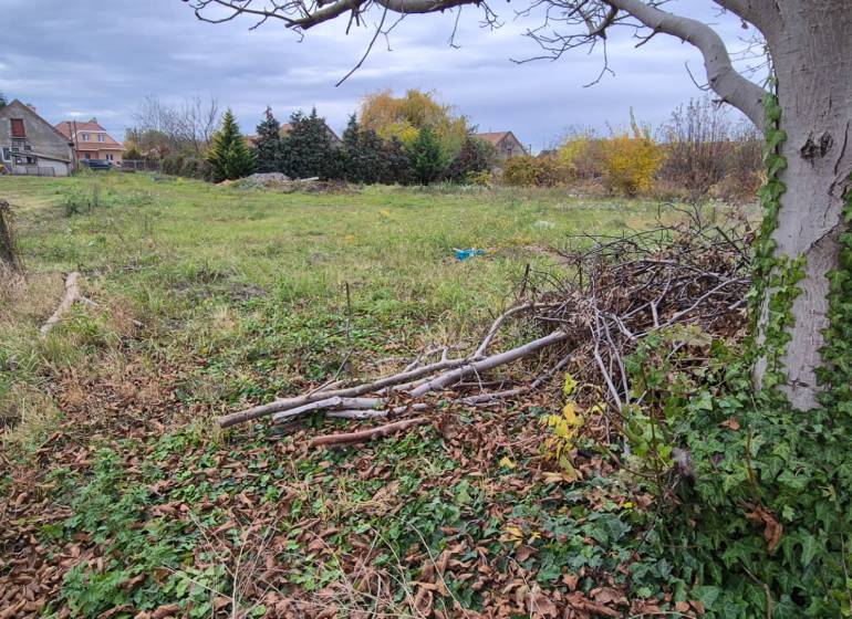 Znížená CENA- PREDAJ pozemok na výstavbu rodin.domu Tvrdošovce 1815m2 - Pozemok v Tvrdošovciach vhodný na bývanie, obklopený stromami a zeleňou.