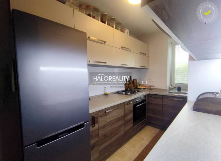 Prenájom, trojizbový byt Prievidza, Staré Sídlisko, ... - Kuchyňa v 3-izbovom byte s podlahou s dreveným dekorom a modernými spotrebičmi.