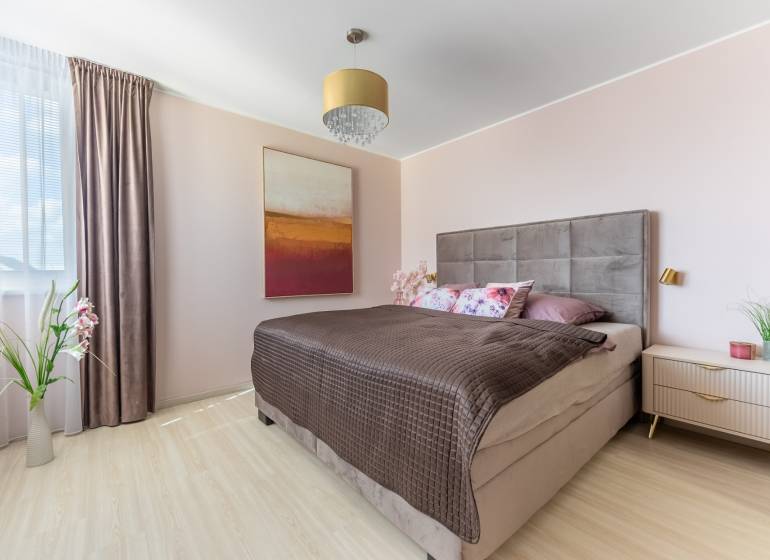 Moderný rodinný dom s bazénom v Trnave!!! - Spálňa v rodinnom dome s posteľou, obrazom, lampou a podlahou s dreveným dekorom.