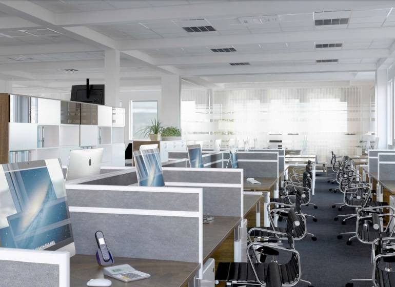 Kancelárie vo vysokom štandarde v centre Žiliny - Kancelárie s počítačmi a stoličkami, podlaha s dreveným dekorom a priestor na prácu.