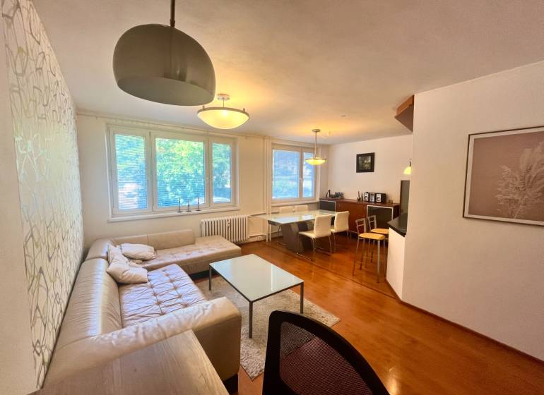 PRENÁJOM- Pekný 3 - izbový byt - Košice Staré mesto - Obývačka v 3-izbovom byte s pohovkou, stolom a jedálenským kútom.