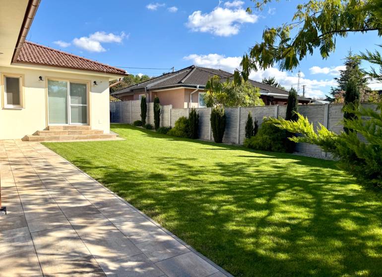 REZERVOVANÉ Na prenájom 4 izbový rodinný dom, Pata, ul. Pod Vinohradmi - Záhrada rodinného domu na ulici Pod vinohradami v Pate s trávnikom a terasou.