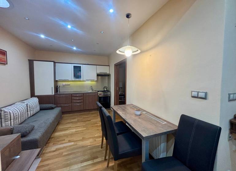 PRENÁJOM - Útulný 1-izbový domček na Hlbokej ulici - Kuchynský kút so stolovaním v 1-izbovom byte s podlahou s dreveným dekorom.