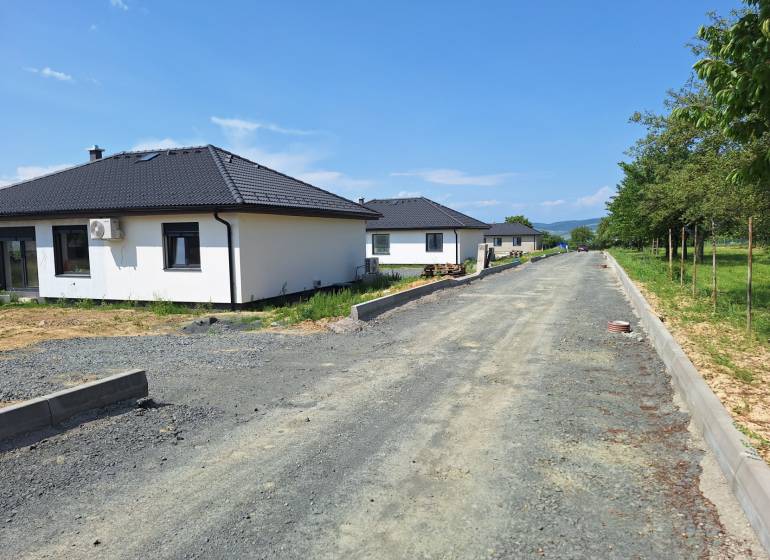 Ponúkame na predaj 4 izbový byt v rodinnom dome s pozemkom - Rodinné domy na ulici Vyšná Šebastová v Prešove obklopené zeleňou, vedľa nehotovej cesty.