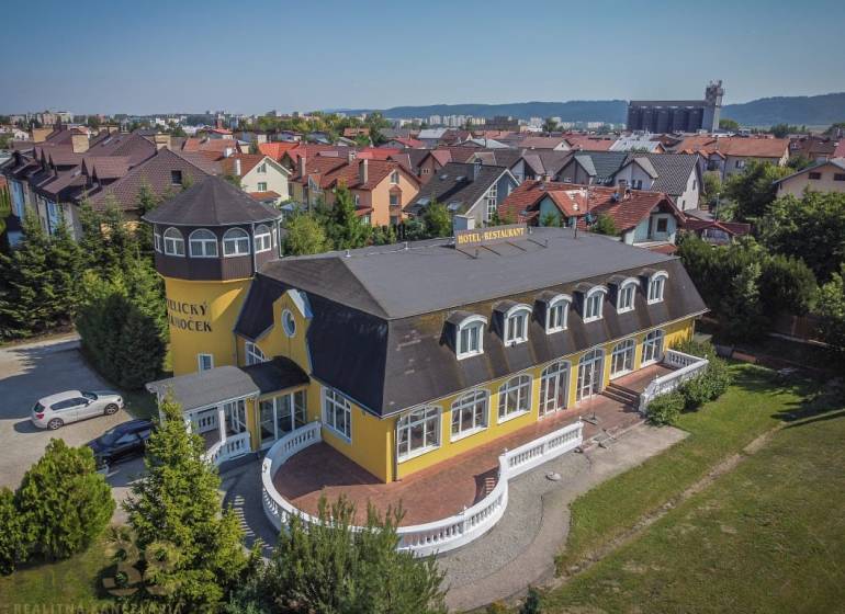 Predaj nehnuteľnosti v mestskej časti Poprad-Veľká - Žltý hotel s vežou, obklopený záhradou v meste Poprad, hotely a penzióny.
