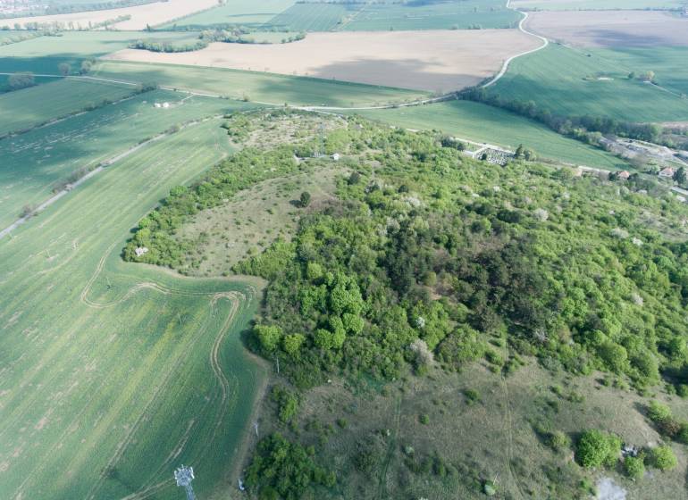 PREDAJ - Pozemok s krásnymi výhľadmi v lesnom prostredí - Podhorany - Letecký pohľad na rozľahlé pozemky vhodné na bývanie v zalesnenom prostredí.