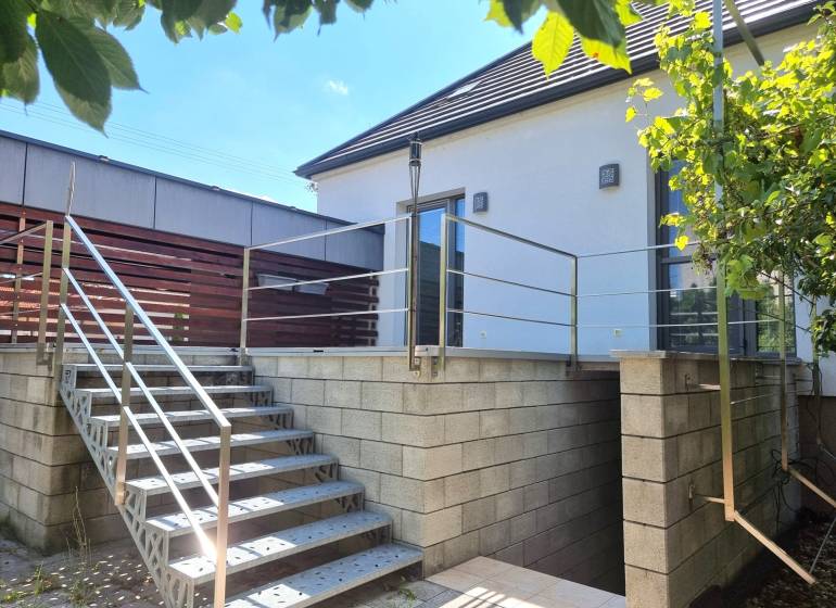 PREDAJ - 3 izbový dom v centre mesta, Nitra - Exteriér rodinného domu v Nitre s terasou a schodiskom z kovu a betónu.