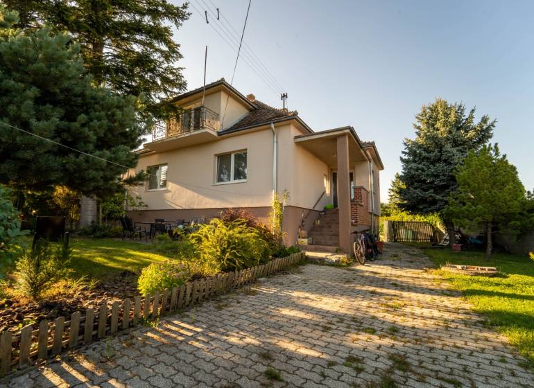Na predaj rodinný dom s rozľahlým pozemkom 1788m2 MODRA - Rodinný dom na Podhorskej ulici v Modre s upravenou záhradou a terasou.