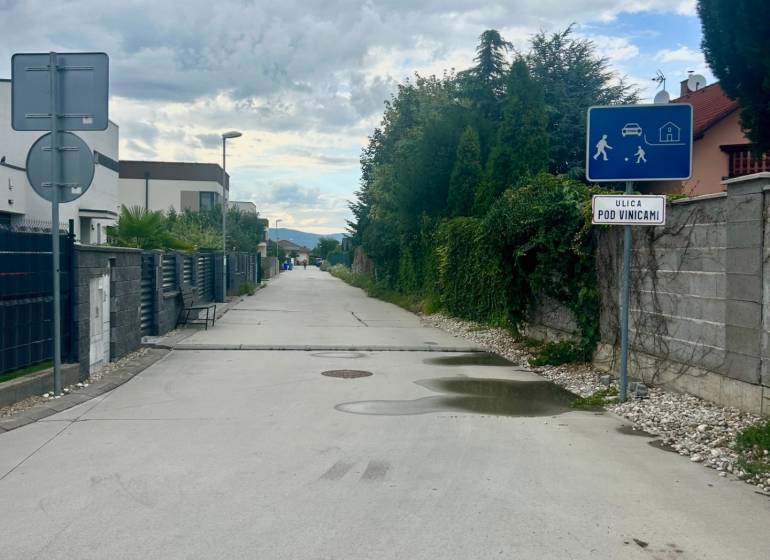 Pozemok vhodný na radovú výstavbu Chorvátsky Grob 1.044m2 - Ulica Pod vinicami v Chorvátskom Grobe, obytná zóna, pozemky - bývanie.