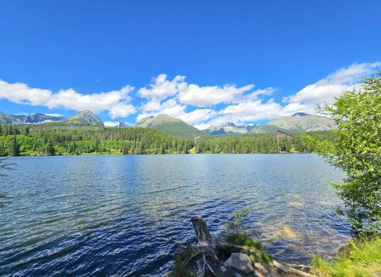Štrba, Štrbské Pleso – 2.280 m2 LESOV (Urbáru) - Jazero v Štrbe obklopené Poľnohospodárskymi a lesnými pozemkami s pohoriami a modrou oblohou.