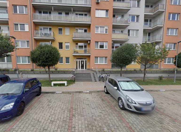 Na predaj 2 izbový byt s parkovacím státím Zemplínska ul. - Bytový dom na Zemplínskej ulici v Senci s parkoviskom a stromovou alejou pred vchodom do budovy.