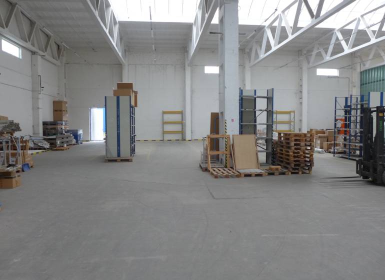 Sklad na prenájom o celkovej ploche 1015 m2 - Priestor sklady a haly s vysokým stropom a rôznym naskladneným materiálom.
