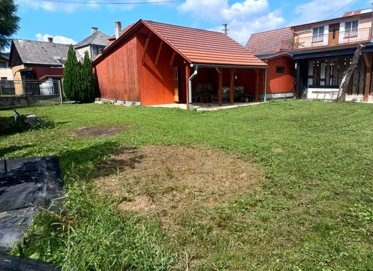 TUŽINA okres Prievidza - CHATA s terasou a garážou  - Chata v Tužine s drevenou prístavbou a zeleným dvorom.