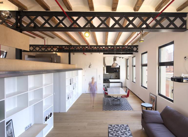 PRE KONKRÉTNEHO KLIENTA HĽADÁME ADMINISTRATÍVNE A SKLADOVÉ PRIESTORY - Priestranný interiér s podlahou s dreveným dekorom a otvorenými regálmi v skladoch a halách.