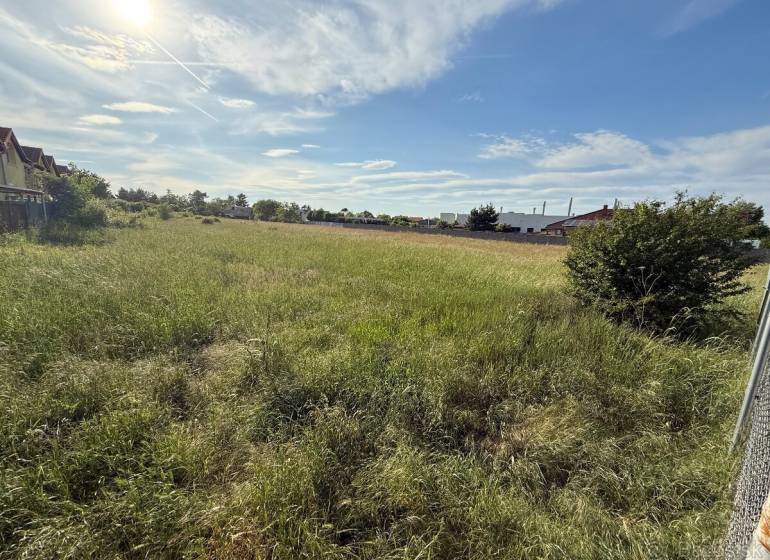 ViNi real - Exkluzívny stavebný pozemok – Miloslavov, 4 205 m² - Trávnatý pozemok na bývanie v Miloslavove ponúka krásny výhľad do otvorenej prírody.