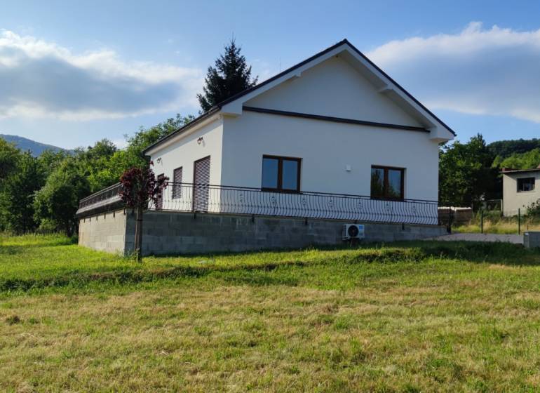 Predaj novostavba rodinného domu   Nová Baňa - Rodinný dom v Novej Bani obklopený zeleňou a veľkým trávnatým pozemkom.