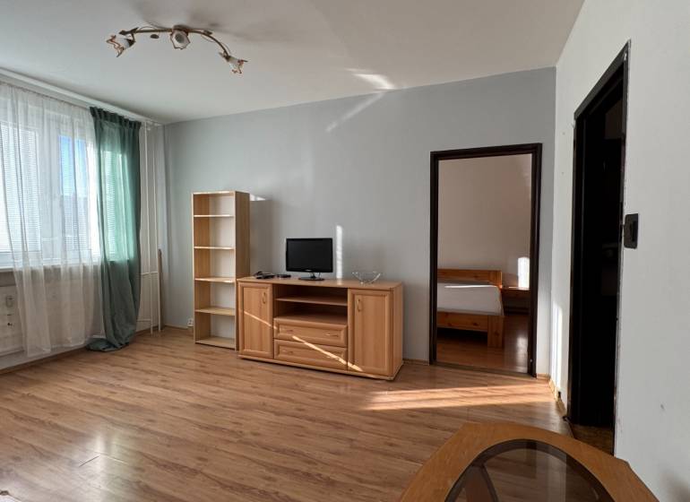 NA PRENÁJOM - 3izb.byt - Zvolenská ul. - Obývacia izba v 3-izbovom byte s podlahou s dreveným dekorom a nábytkom.