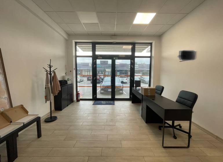 Na prenájom komerčné priestory v priemyselnej zóne v Trenčíne - Interiér obchodných priestorov s nábytkom a podlahou s dreveným dekorom.