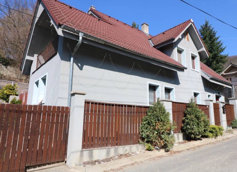 ZNÍŽENÁ cena - viacgeneračný  rodinný dom v Borinke  - Rodinný dom na ulici Borinka, s červenou strechou, plotom a zeleňou pred ním.