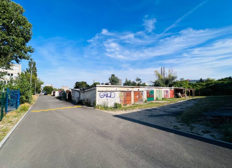 Ponúkame na prenájom Garáž na Skalickej ul. Nové Mesto - Garáže na Skalickej ceste v Bratislave - Novom Meste, obklopené zeleňou a asfaltovou cestou.