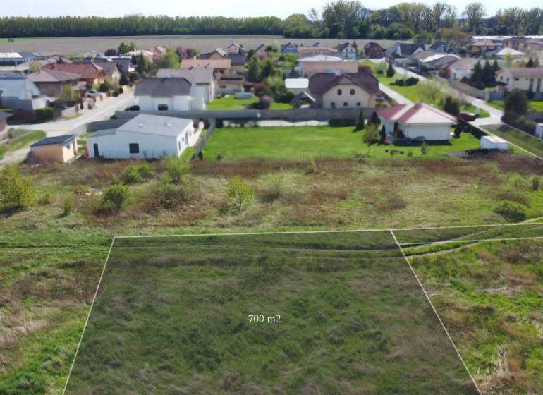 Stavebný pozemok v Bernolákove, Višňová ulica - Pozemok na ulici Višňová, ideálny pre bývanie, okolitá zástavba domov.