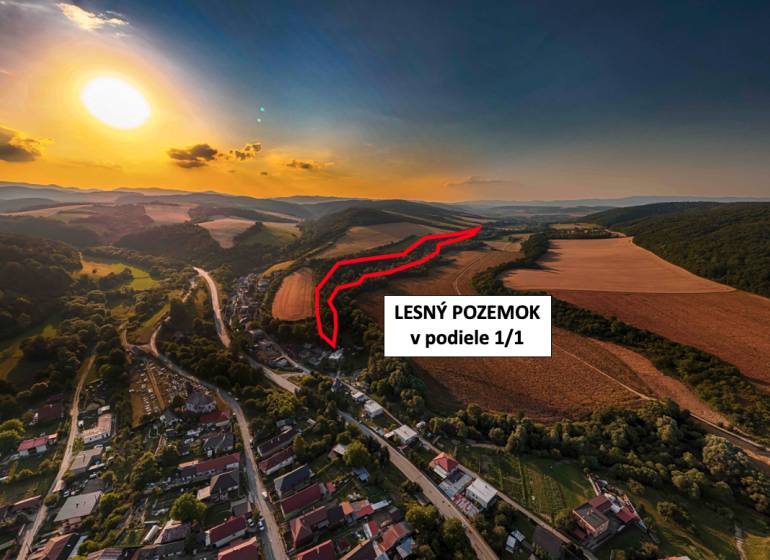Rokycany – 38.000 m2 LESNÝ POZEMOK v podiele 1/1 - Pohľad na poľnohospodárske a lesné pozemky pri západe slnka v okolí Rokycian.