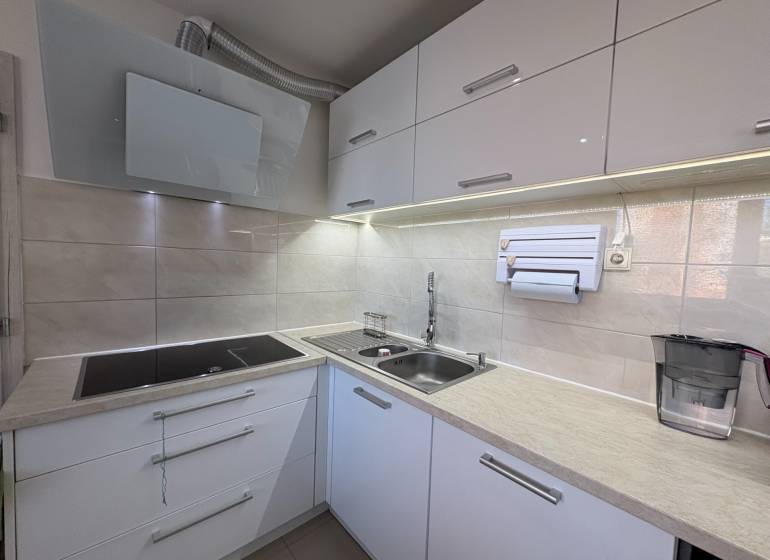 REZERVOVANÝ prenájom zrekonštruovaného 3 izbového bytu, ul. Rákócziho - Kuchyňa so vstavanou varnou doskou a drezom v 3-izbovom byte.