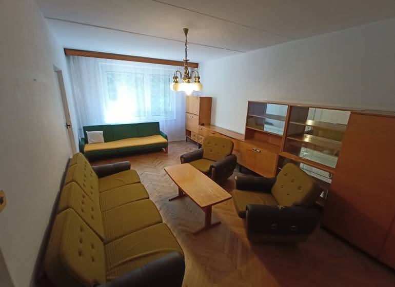 Veľký 2 izbový byt na Severe na predaj - Obývačka s pohovkami a nábytkom, podlaha s dreveným dekorom, 2-izbový byt.