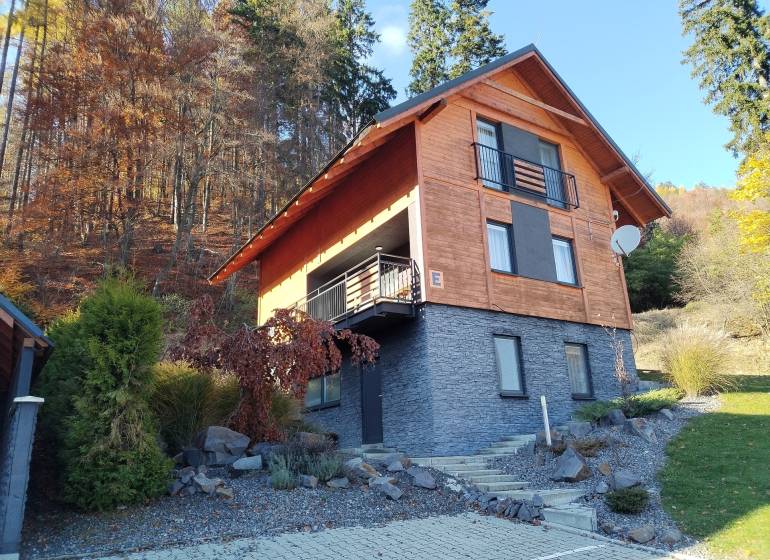 NOVOSTAVBA: 6-izbová CHATA, VL pozemok 484 m2 v Martine  - Chata v Stráňach v Martine obklopená jesenným lesom, s upraveným vonkajším prostredím.