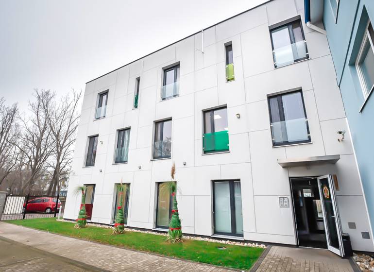 Na prenájom kancelária  15 m²,  v novostavbe, Odborárska ulica, voľná - Exteriér kancelárií na Odborárskej ulici v Bratislave - Novom Meste so zeleným trávnikom.