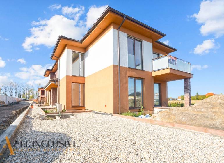 ALL INCLUSIVE I 3 IZBOVÉ BYTY S TERASOU, SO ZÁHRADOU + 2 PARK. MIESTA - Novostavba 3-izbového bytu v Kráľovom Brode s priľahlým dvorom a zaskleným balkónom.