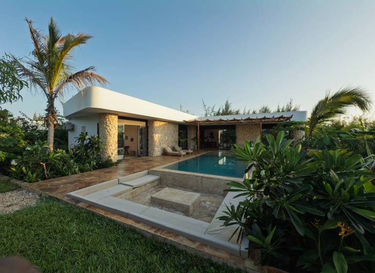 LUXURY 2-BEDROOM VILLA IN PAJE - Rodinný dom v Paje, Unguja South Region s bazénom, obklopený bujnou vegetáciou a dlažbou.