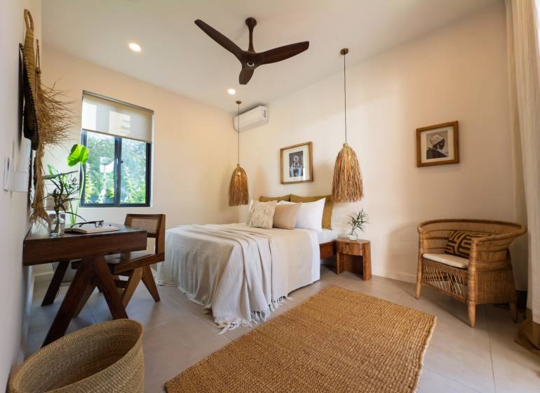 LUXURY 2-BEDROOM VILLA IN PAJE - Svetlá spálňa so závesnými lampami a prúteným nábytkom v rodinnom dome.