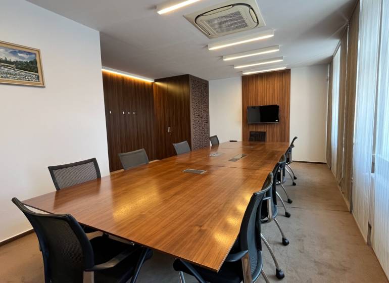 Prenájom nadštandardne zariadených kancelárií  v centre, 151 m2 - Kancelárie na ulici Radlinského so stolom, stoličkami, obrazom a televízorom na stene.